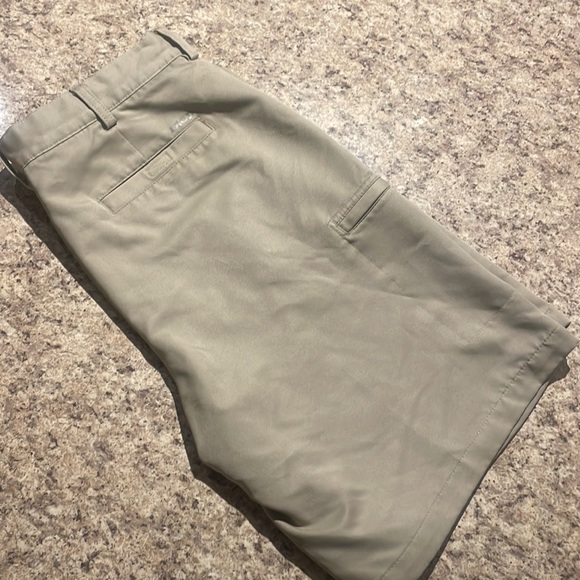 IZOD GOLF SHORTS - Picture 5 of 7